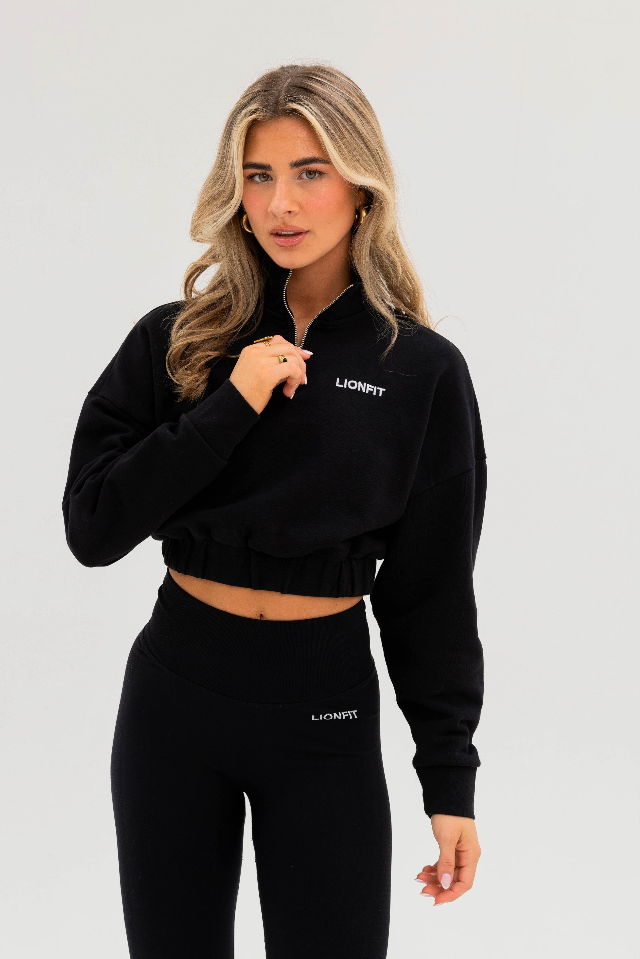 Kion Cropped Halfzip Top Black- Lionfit